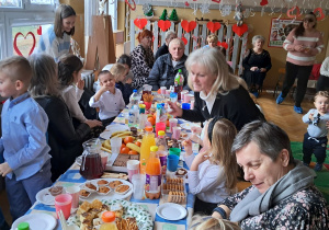 Wspólne świętowanie przy stołach.