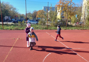 Dzieci bawią się na boisku szkolnym