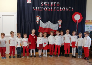 Przedszkolaki śpiewają piosenkę patriotyczną