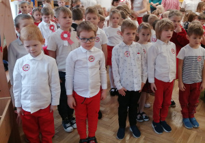 Dzieci śpiewają hymn narodowy