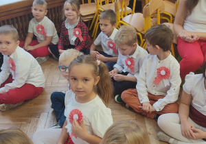 Dzieci czekające na rozpoczęcie Koncertu Patriotycznego.