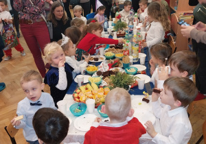 Wspólny poczęstunek.