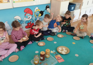 Dzieci wykazują zadowolenie ze spróbowania miodu.