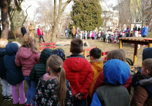 Przedszkolaki po zakończonej próbnej ewakuacji