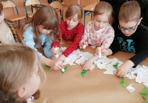 Dzieci tworzą przebiśniegi