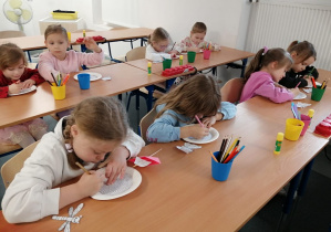 Dzieci kolorują owady