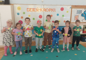 Dzieci ustawili się wg kolorowego kropkowego rytmu.