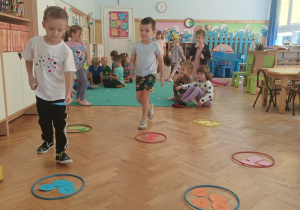 Dzieci segregują kropki wg kolorów i przeliczają je.