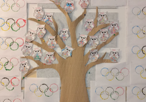 Praca plastyczna - drzewo z kropkowymi sowami oraz nakrapiane koła olimpijskie.