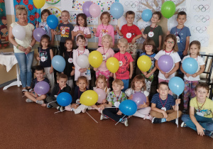 Pamiątkowe zdjęcie z balonami.