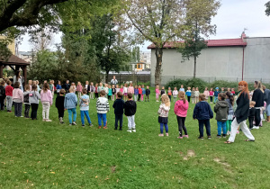 Zabawa muzyczno - ruchowa w ogrodzie przedszkolnym.
