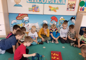 Chłopiec łowi magnesem jajka kinder niespodzianki.