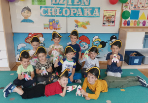 Chłopcy pozują do zdjęcia z niespodziankami.