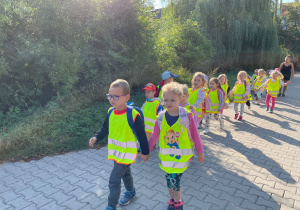 dzieci spacerują w parku