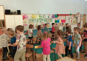Zabawa z krzesełkami.