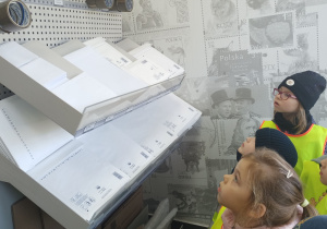 Dzieci przyglądają się opakowaniom.