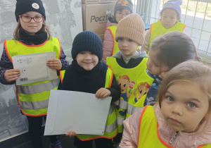 Dzieci porównują koperty.