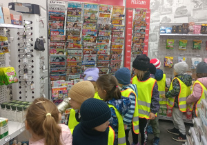 Dzieci obserwują co można kupić na poczcie.