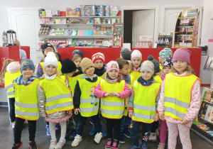 Dzieci stoją przed ladą.