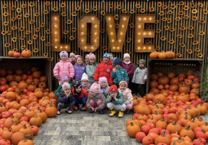 dzieci pozują do zdjęcia na fermie dyń