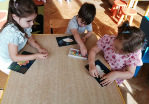 dzieci wykonują pracę plastyczną