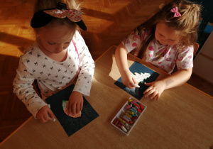 dziewczynki odrysowują liście