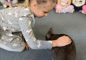 dziewczynka głaszcze kangura