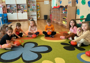 dzieci siedzą w kręgu