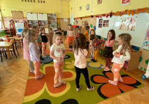 zabawa "Dynia krąży"