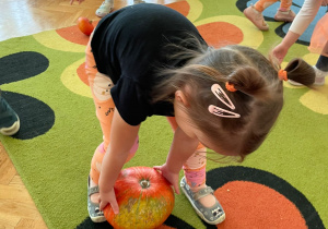 dziewczynka toczy dynię
