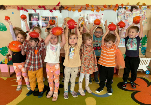 Pszczółki pozują z dyniami