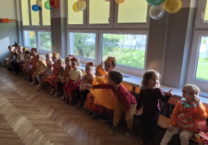 Dzieci z grupy Biedronki czekają na rozpoczęcie balu