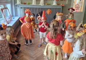 Dzieci bawią się przy muzyce