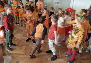 Dzieci uczestniczą w kolejnej zabawie