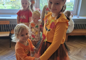 Dziewczynki tańczą podczas balu