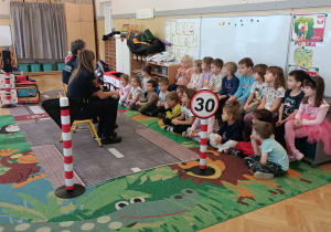 Dzieci rozmawiają o bezpieczeństwie.