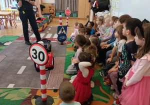 Dzieci wyjaśniają znaczenie sygnalizacji świetlnej.