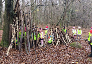 Dzieci bawią się w szałasie.