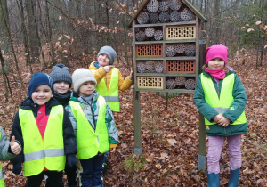 Dzieci znaleźli domek dla owadów.