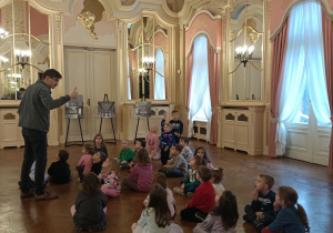 Dzieci w sali balowej.