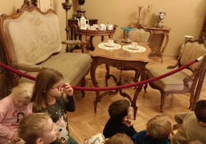 W gabinecie właścicielki pałacu.