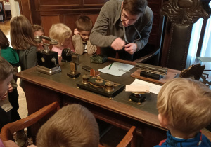 W gabinecie właściciela pałacu.