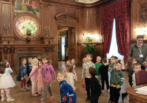 W sali spotkań i obrad.