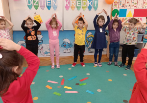 Dzieci ilustrują treść piosenki "Kolorowe kredki".