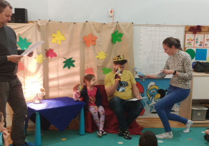 Rodzice prezentują teatrzyk o Smoku Wawelskim.