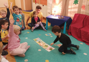 Chłopiec układa historyjkę obrazkową.