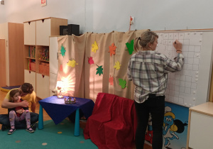 Rodzic wypełnia krzyżówkę.