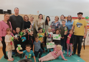 Rodzice z dziećmi pozują do zdjęcia.