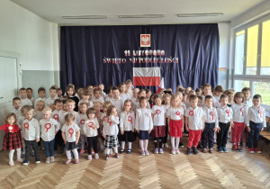 Przedszkolaki śpiewają Hymn Polski