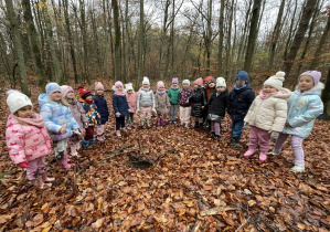 dzieci przy norze borsuka